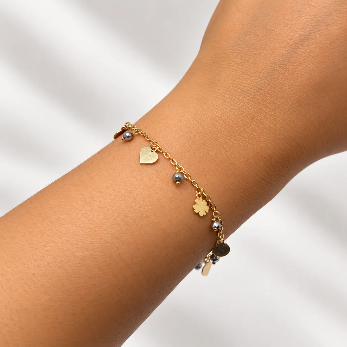Fantasy-Armband aus Silber mit Anhängern und Steinen