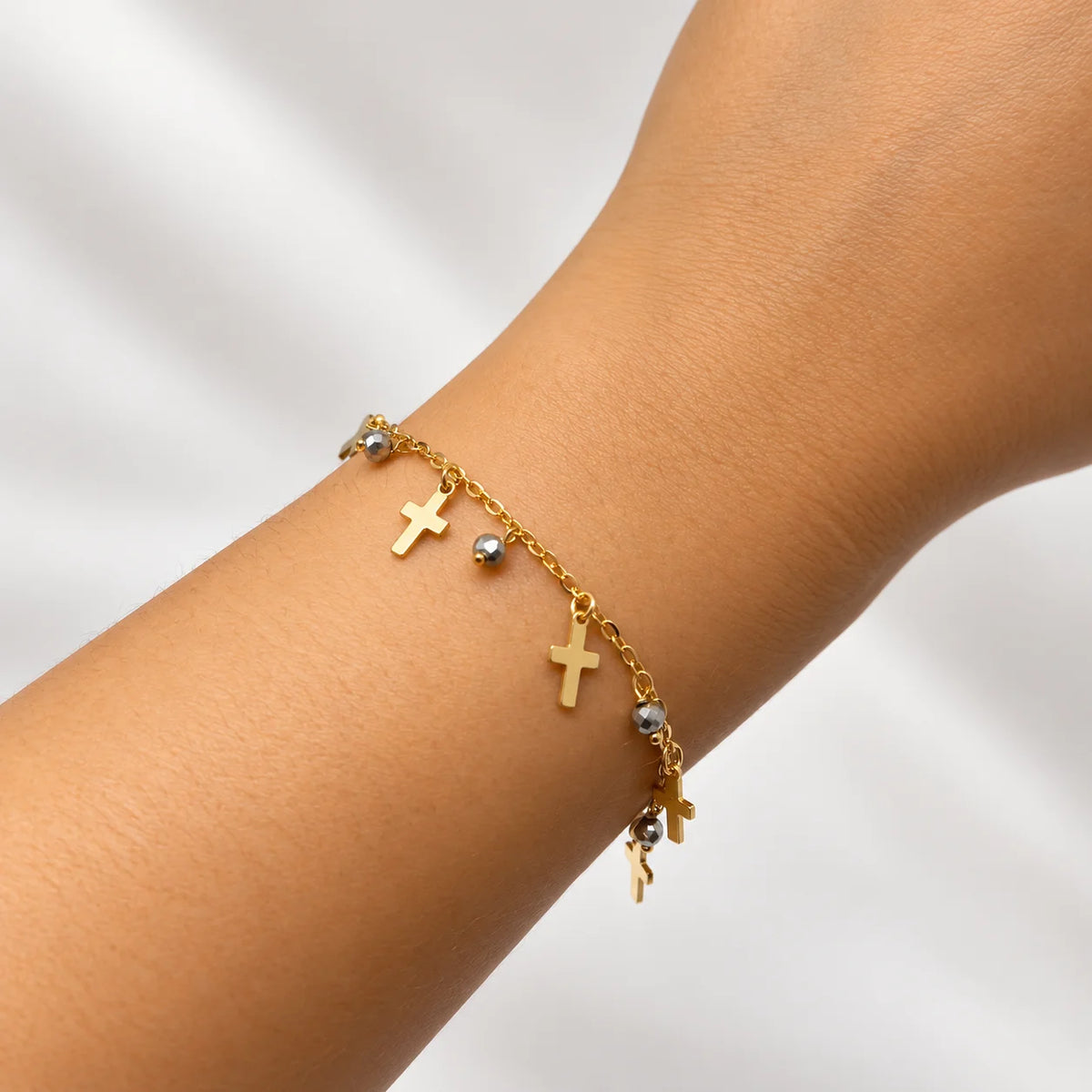 Fantasy-Armband aus Silber mit Anhängern und Steinen