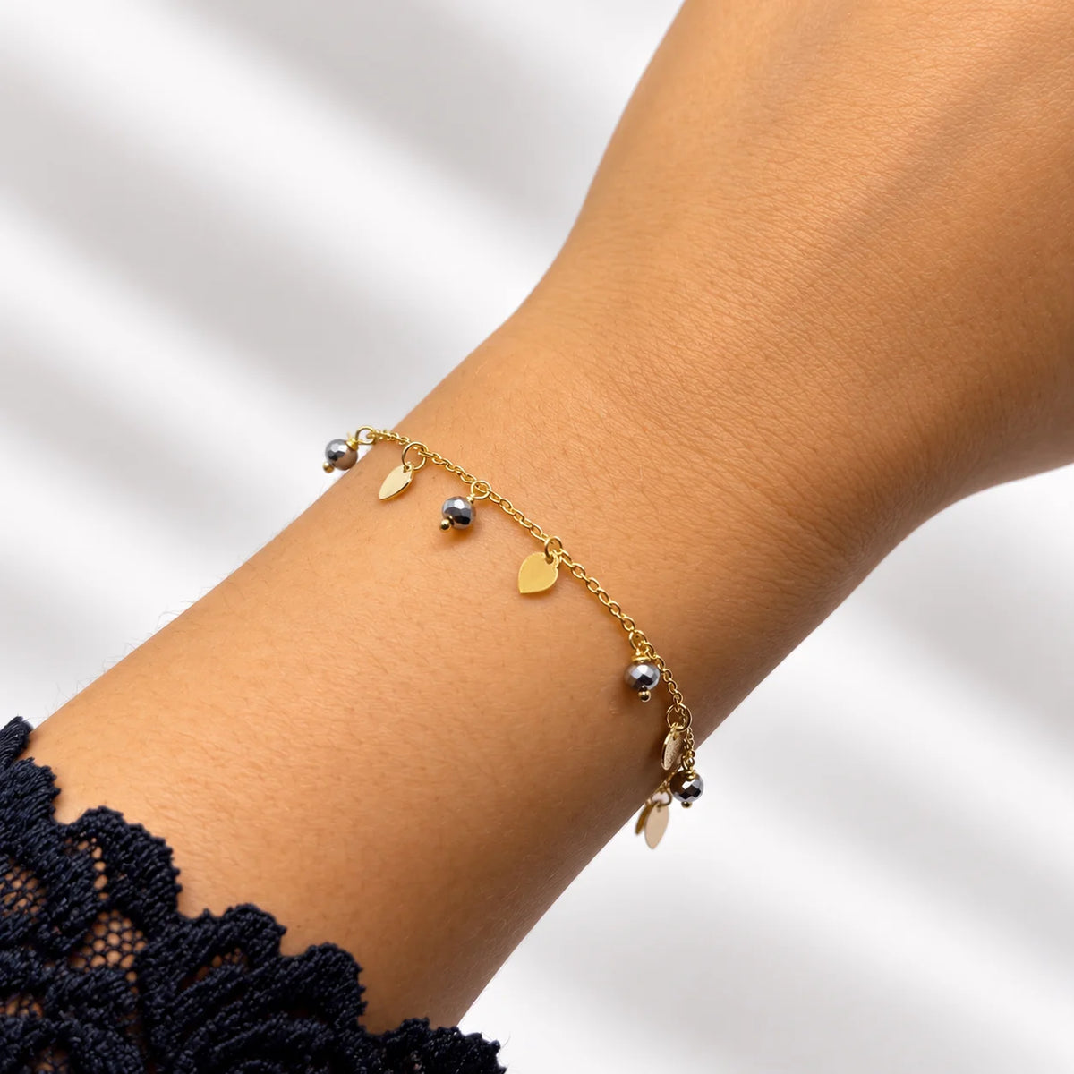 Fantasy-Armband aus Silber mit Mini-Anhängern und Steinen