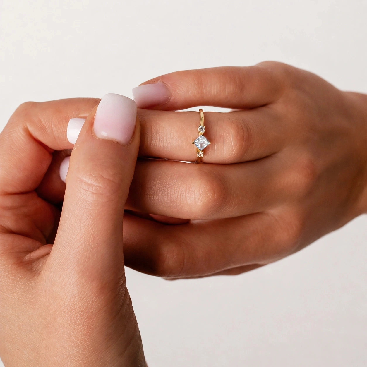 Anillo Elsa de oro con circonita blanca