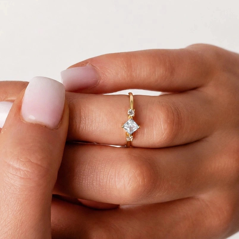 Anillo Elsa de oro con circonita blanca