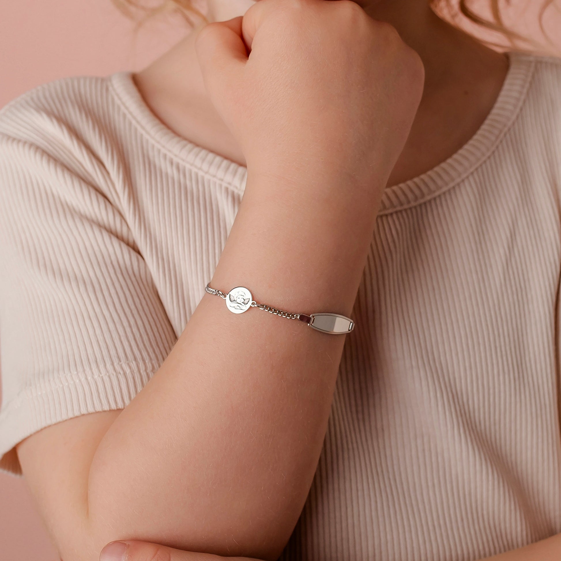 Kinderarmband aus 925er Silber mit personalisierbarer Plakette und Engelanhänger