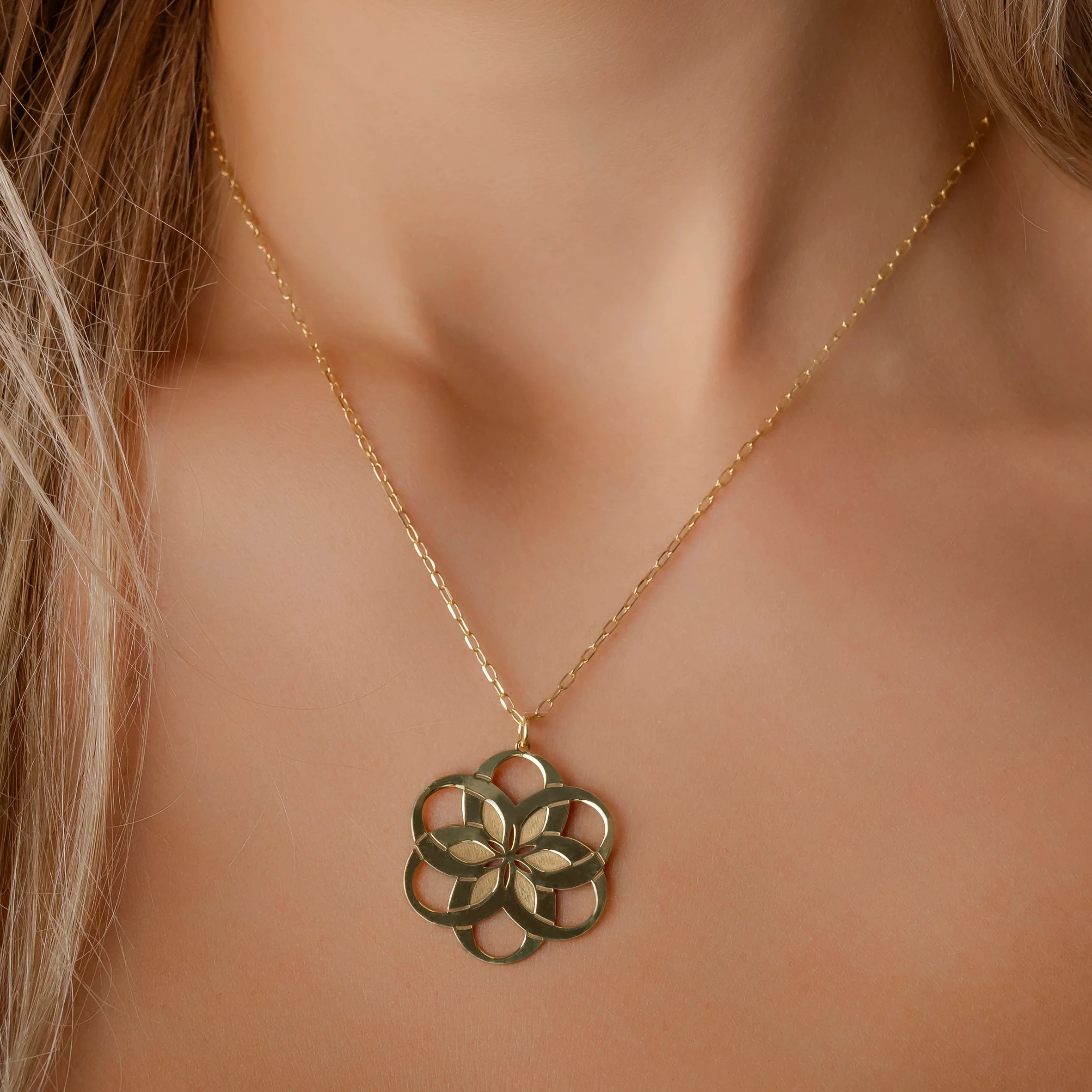 Conjunto con flor de seis pétalos