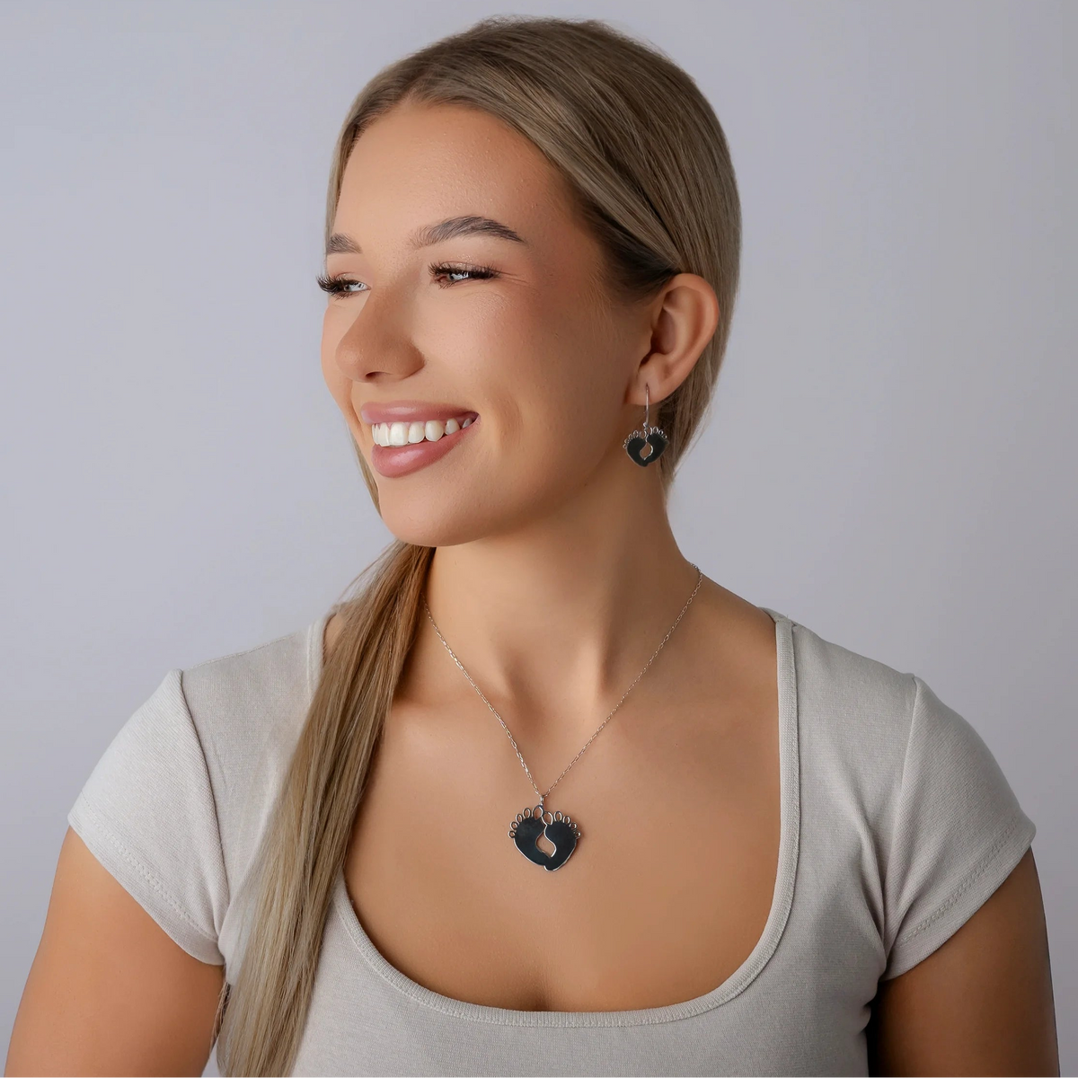 Collier avec empreintes de pieds