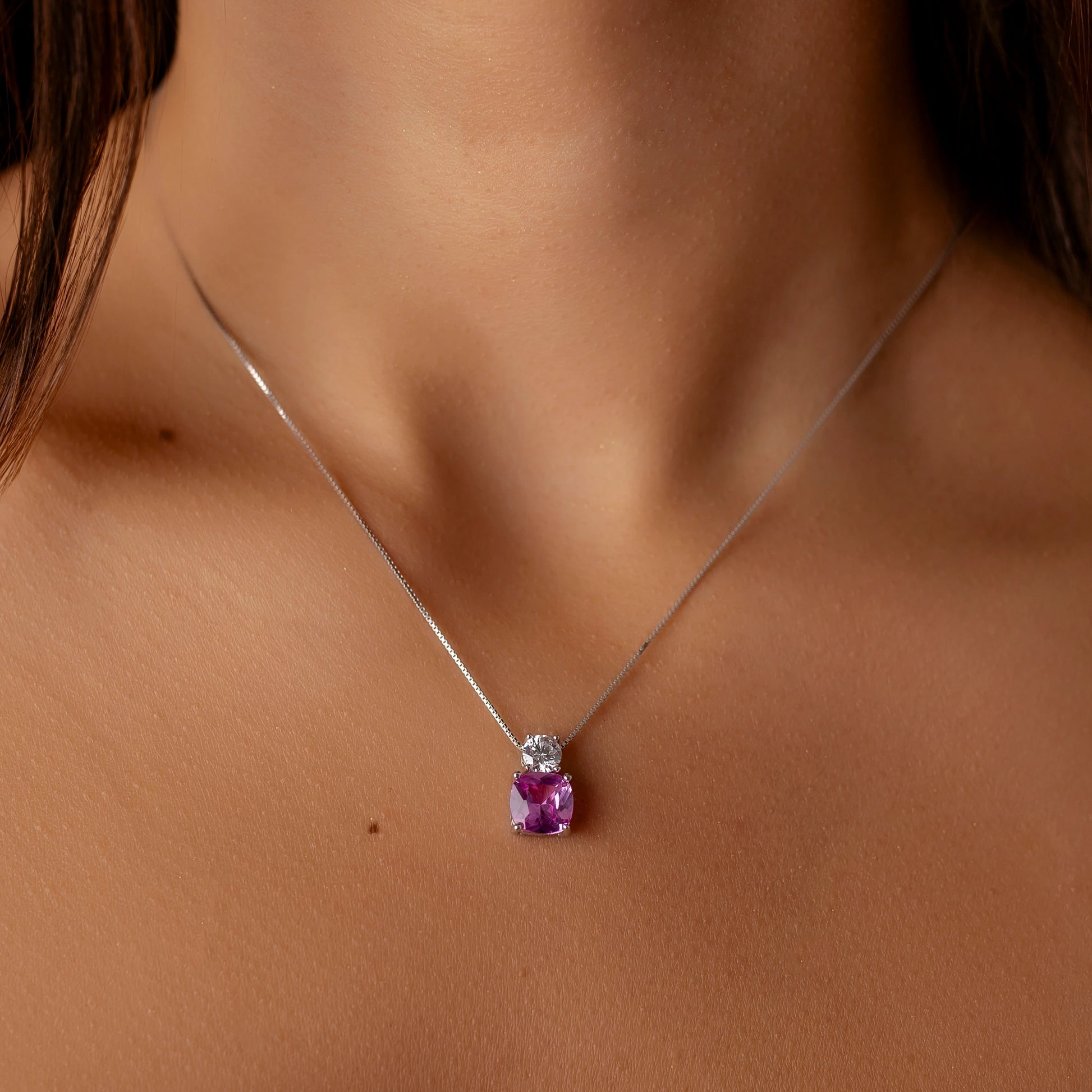 Collier avec Pierre Fuchsia et Point de Lumière