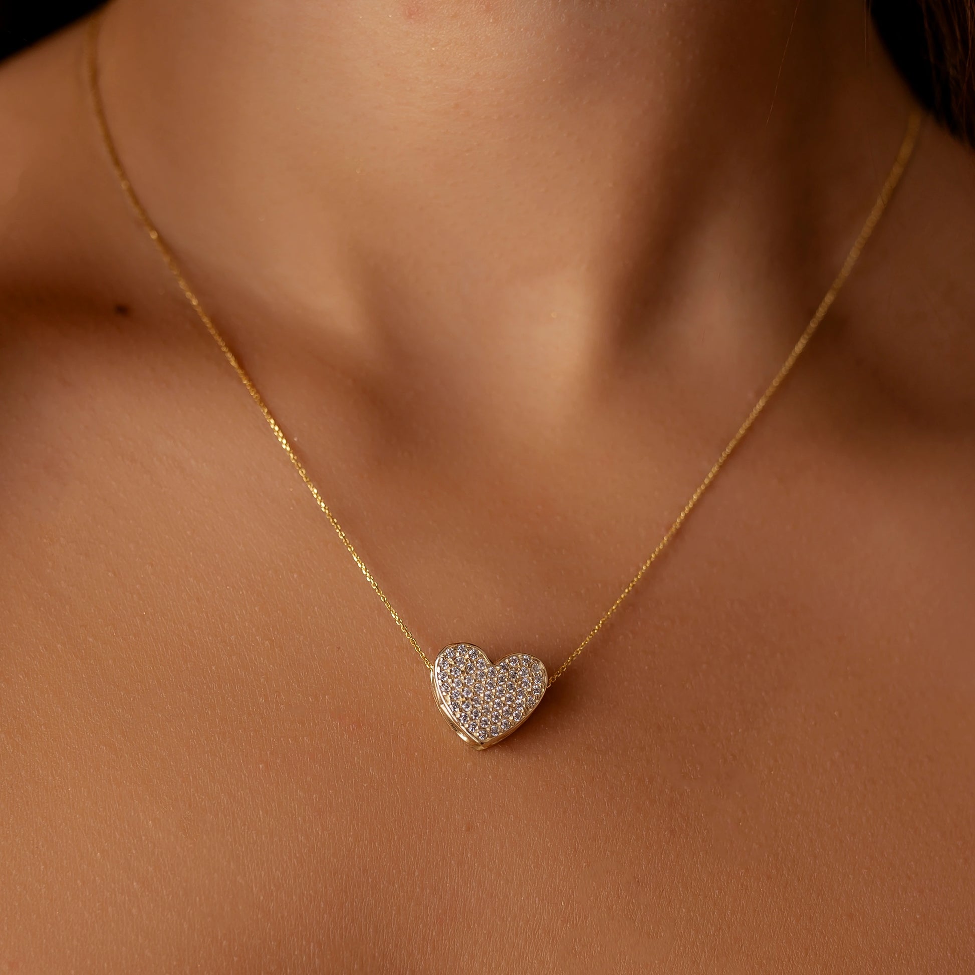 Collar con colgante de oro con corazón y circonitas