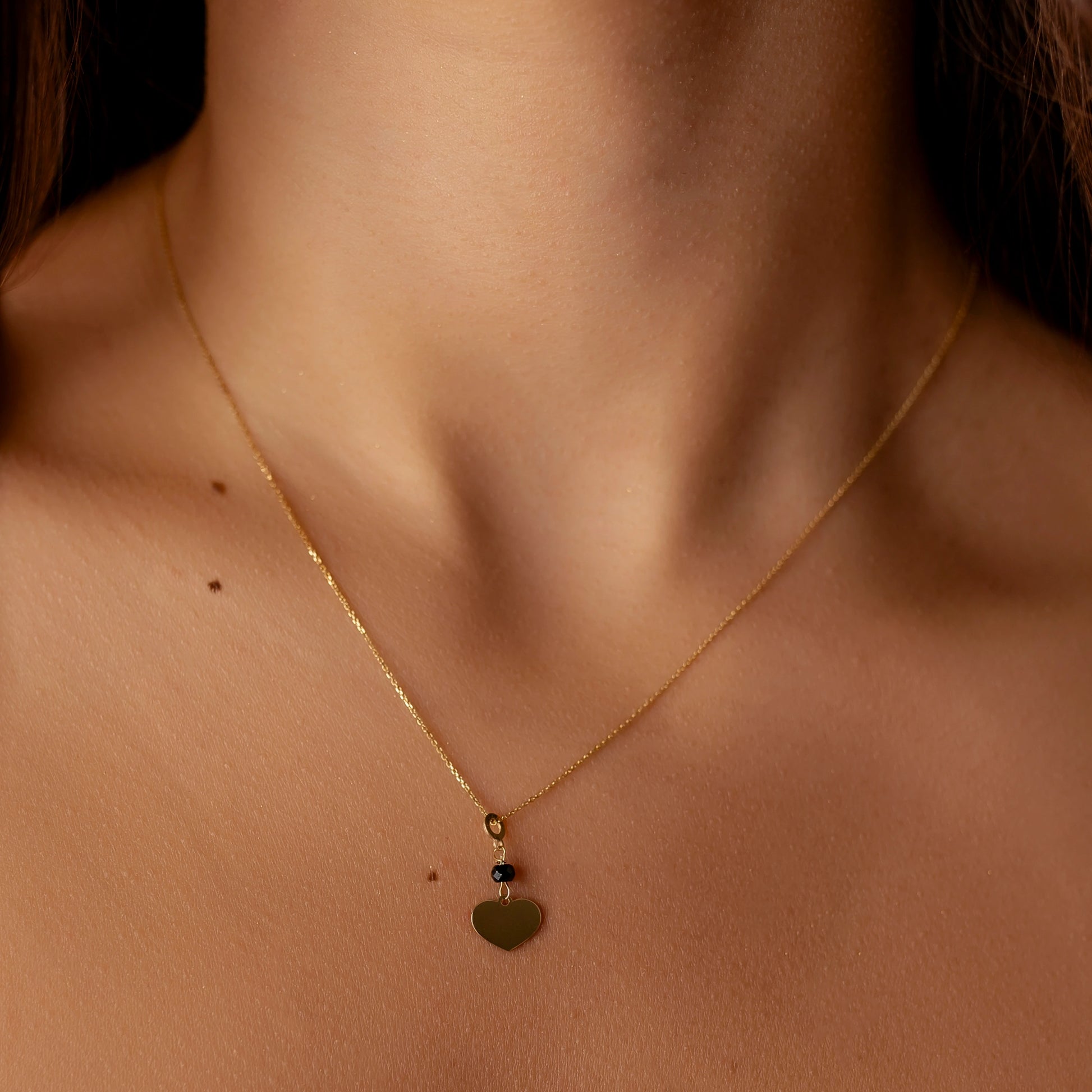 Halskette in Gold mit Herz und schwarzem Zirkon