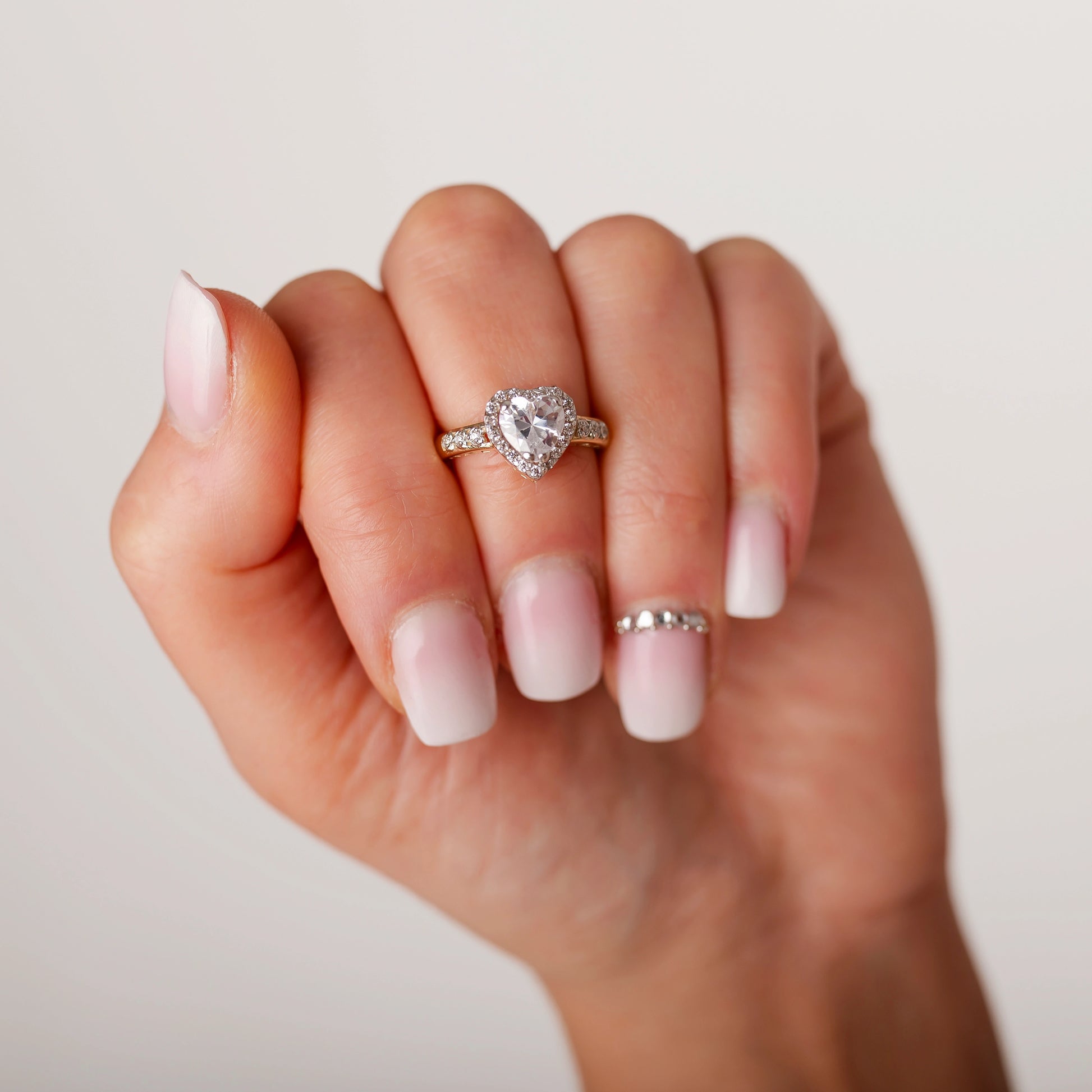 Bague en Or Large Cœur et Zirconiums Blancs