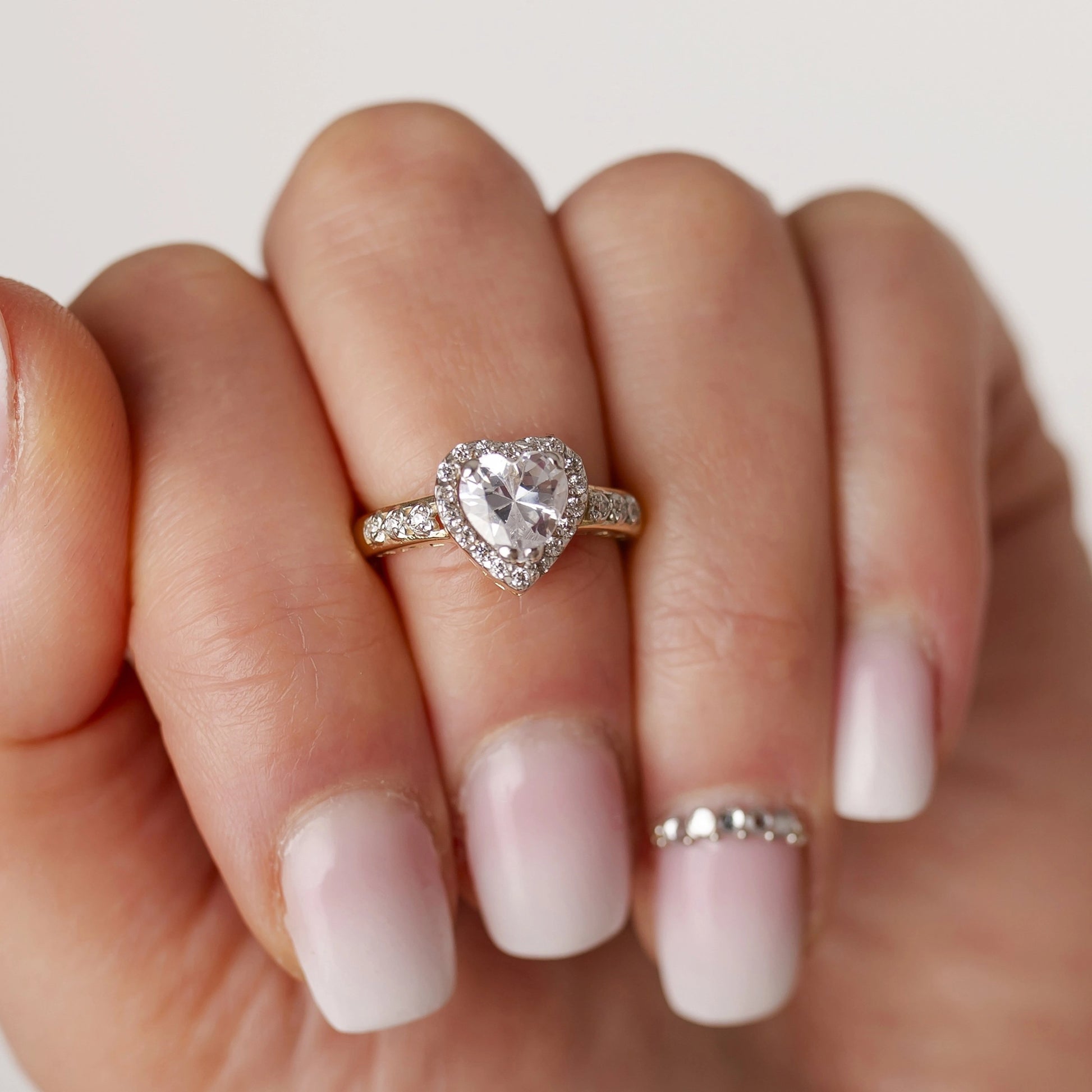 Bague en Or Large Cœur et Zirconiums Blancs
