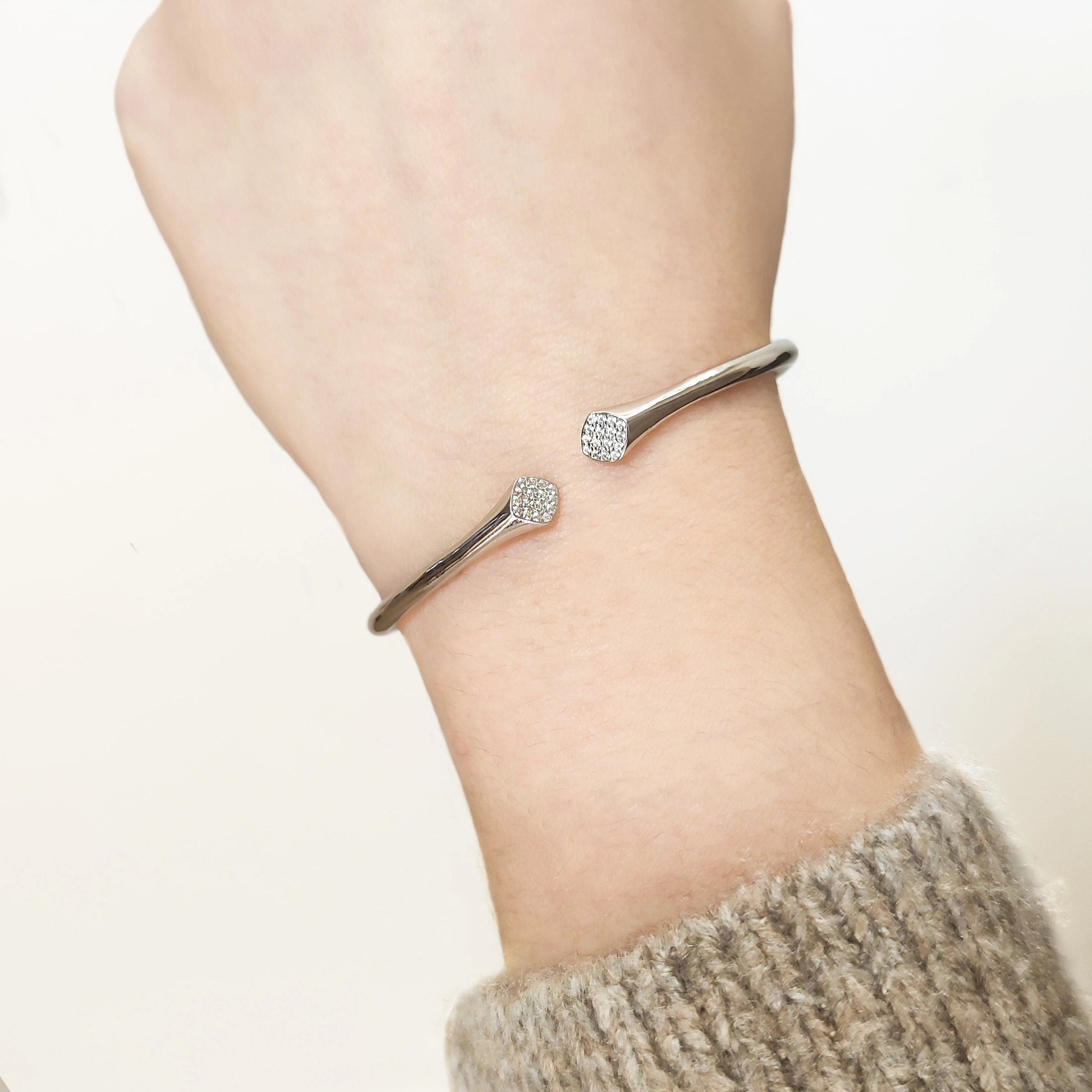 Brazalete Rígido de Plata Narciso