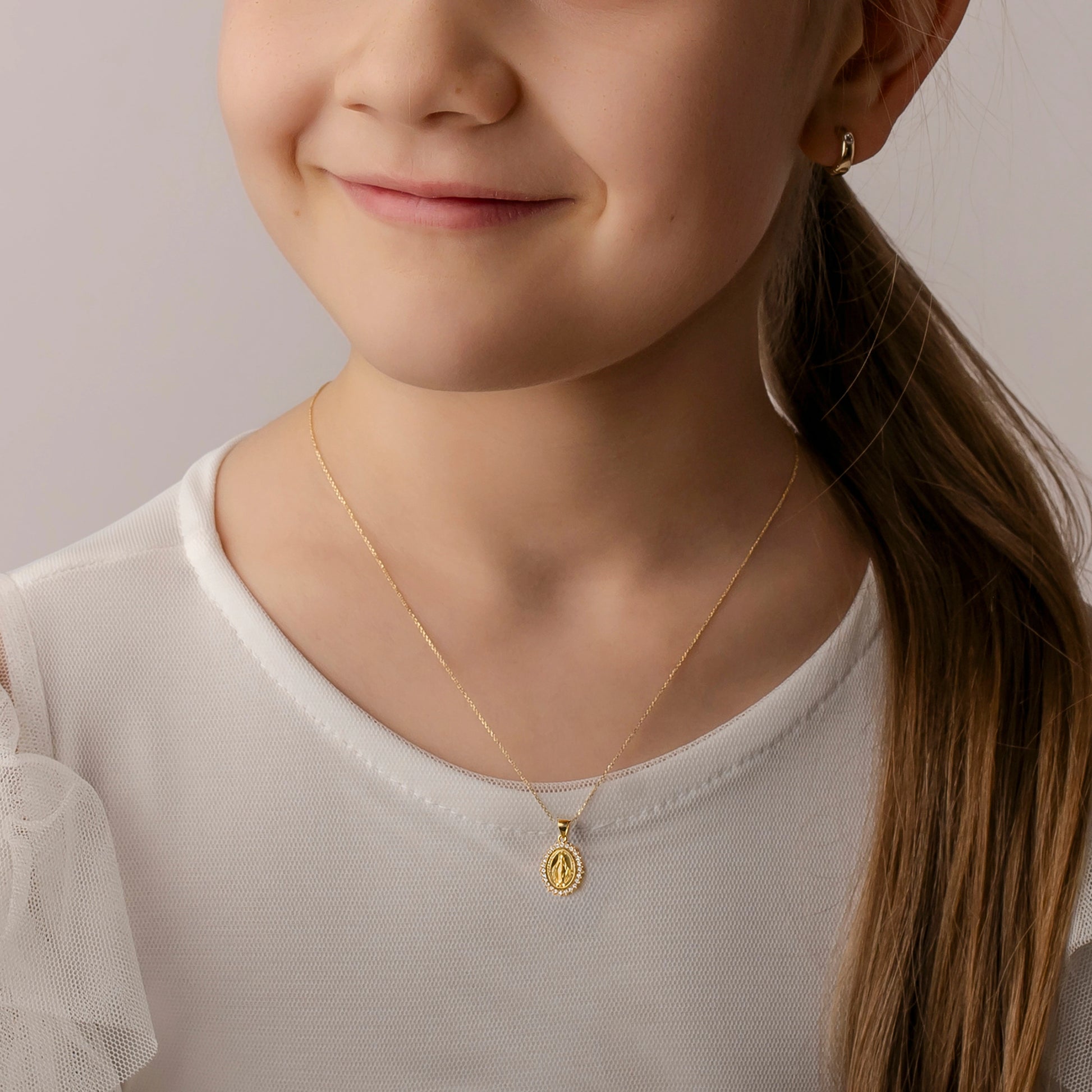 Collier en or avec Vierge Miraculeuse et pavé de zircons