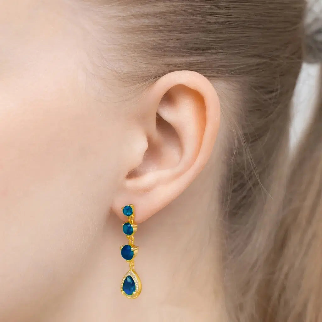 Goldene Tau-Ohrstecker mit blauen Zirkonen