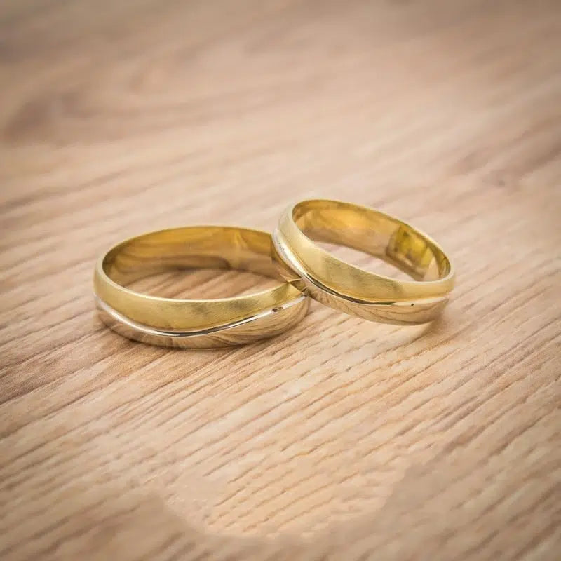 Alianzas de boda bicolor semicirculares con ranura