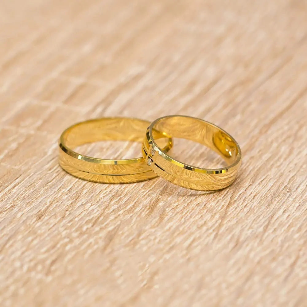 Flache Eheringe aus Gelbgold mit Zirkon