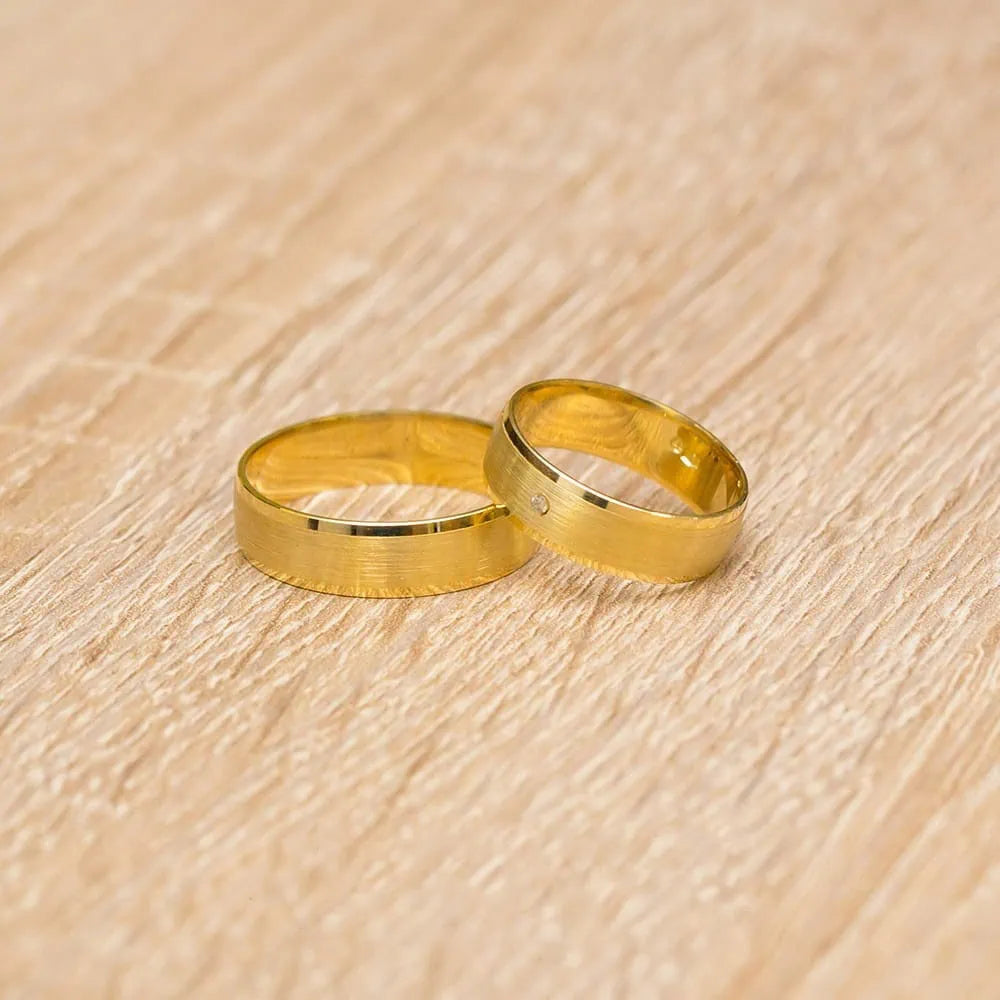 Eheringe aus satiniertem Gelbgold mit Zirkon