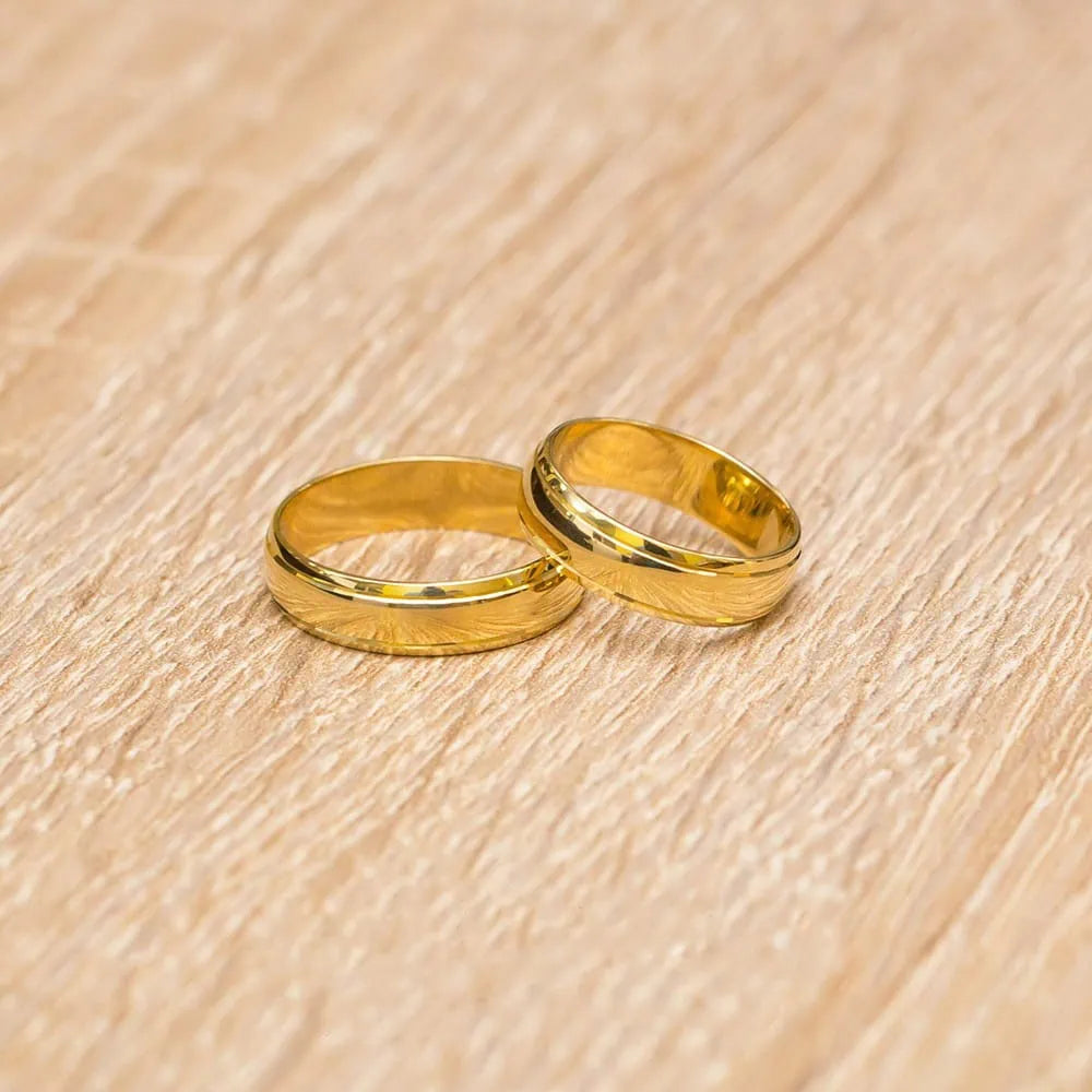 Halbkreisförmige, gerillte Eheringe aus Gelbgold