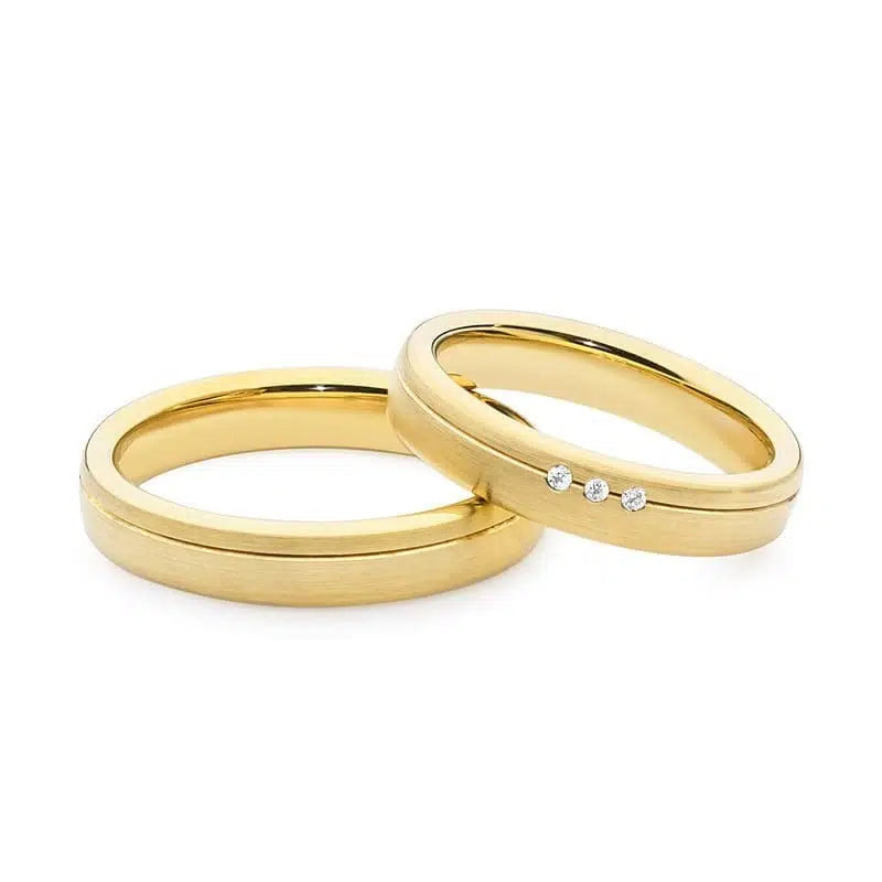 Eheringe mit Rille und Zirkonia, Gelbgold satiniert
