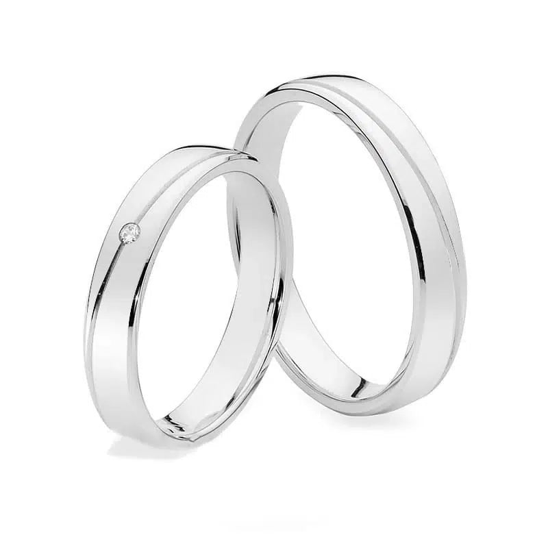 Alianzas de boda en oro blanco con estría diagonal y circonita