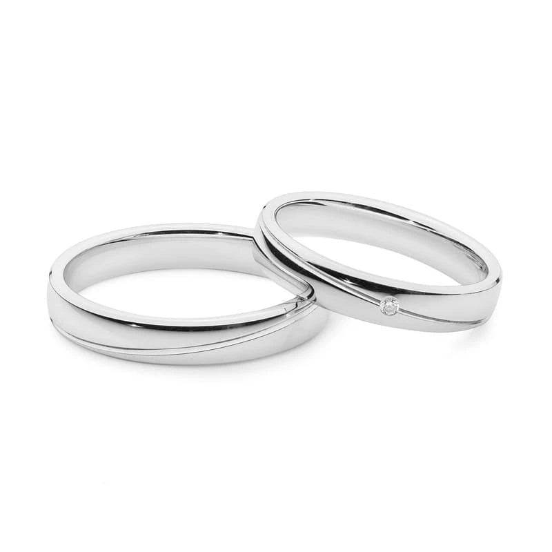 Alianzas de boda en oro blanco con estría diagonal y circonita