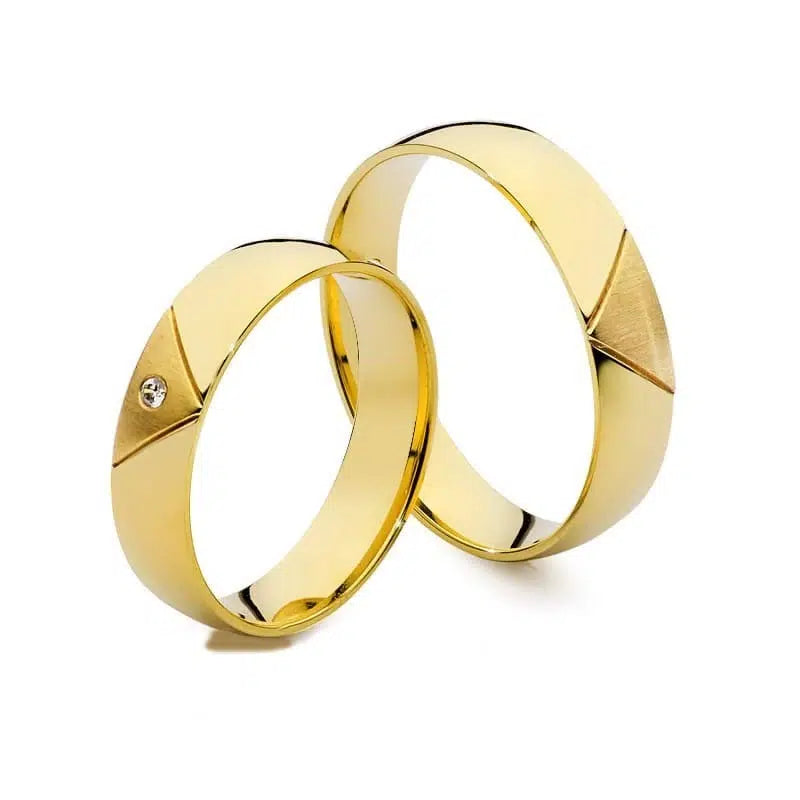 Gelbgold Eheringe mit Dreiecksmotiv und Zirkon