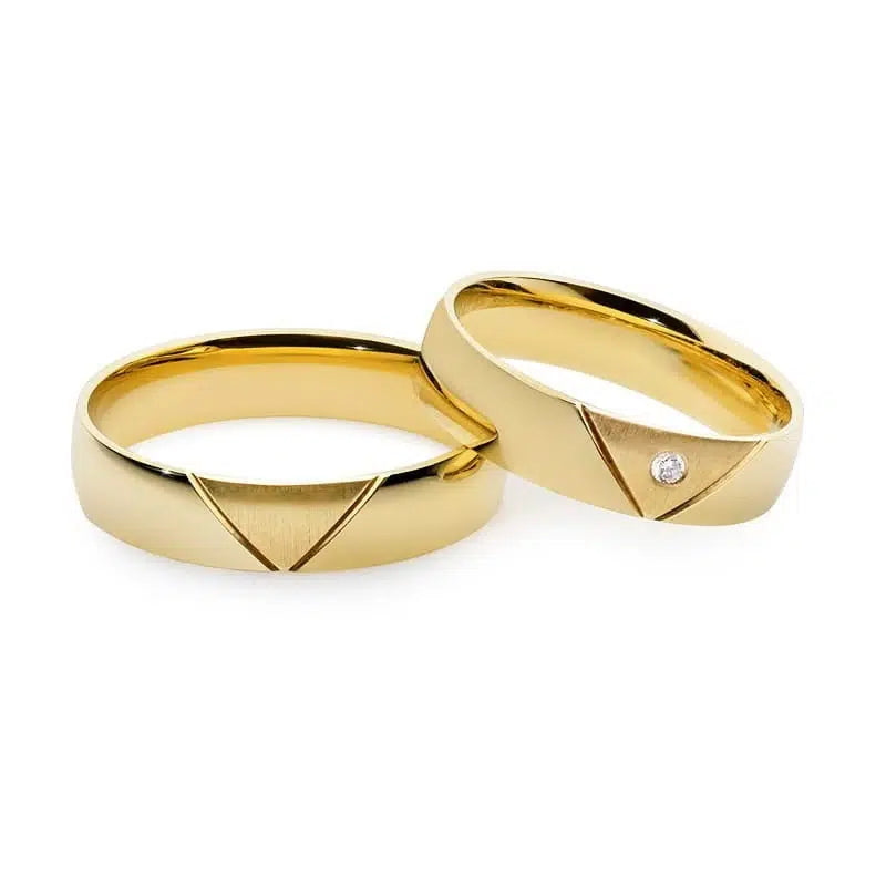 Gelbgold Eheringe mit Dreiecksmotiv und Zirkon