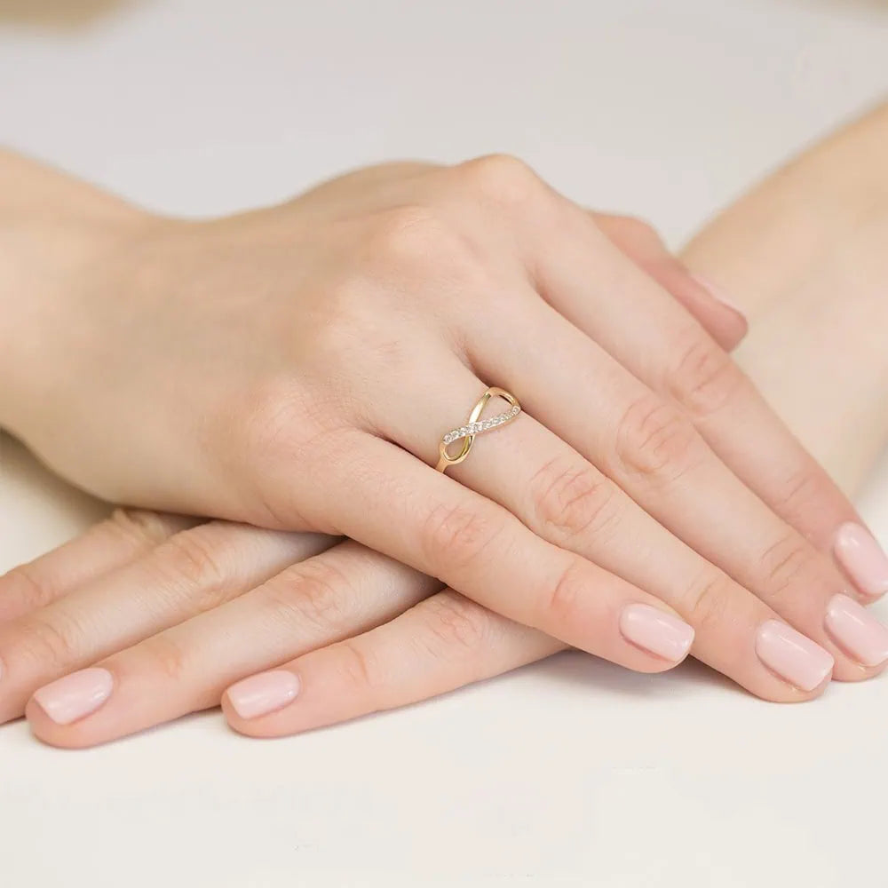 Anello in Oro Infinito Asimmetrico con Zirconi