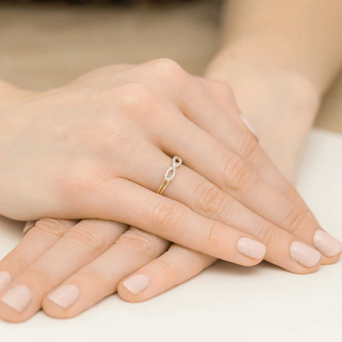 Anello in Oro Infinito con Zirconi