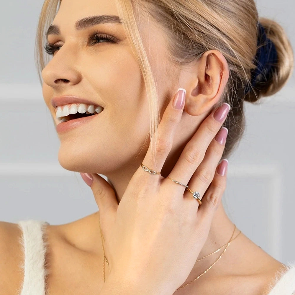Anello in Oro Infinito con Zirconi