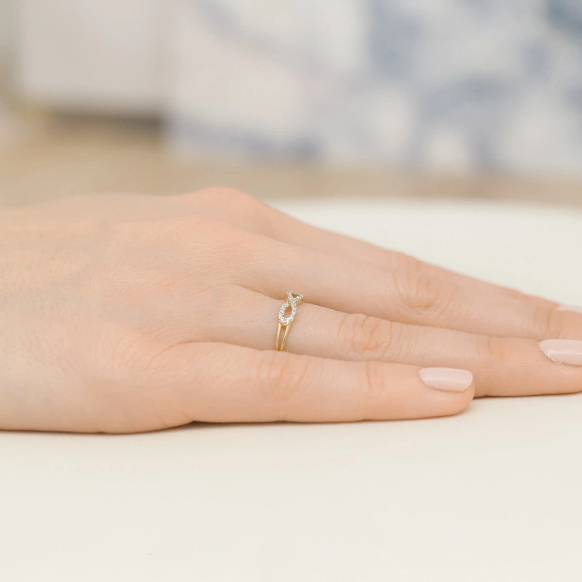 Anello in Oro Infinito con Zirconi
