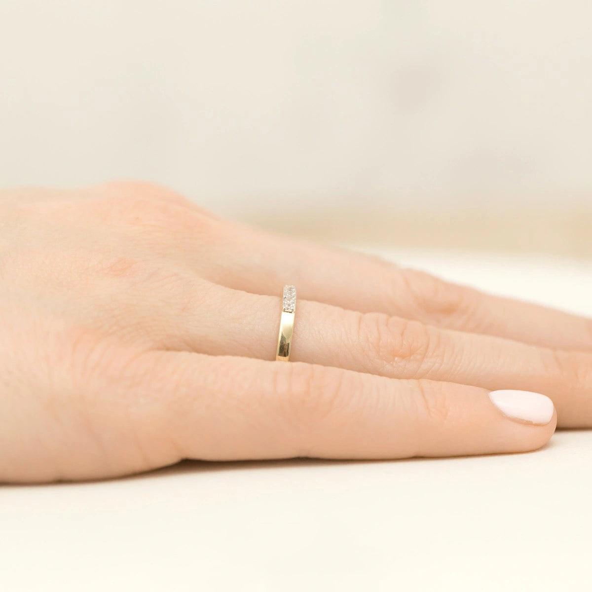 Anillo de Oro Banda Pequeña con Circonitas