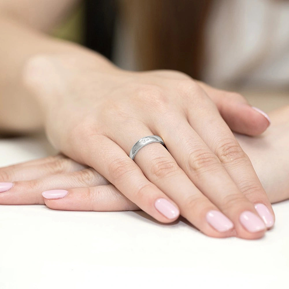 Anello Fascia in Oro con Cuoricini e Diamanti