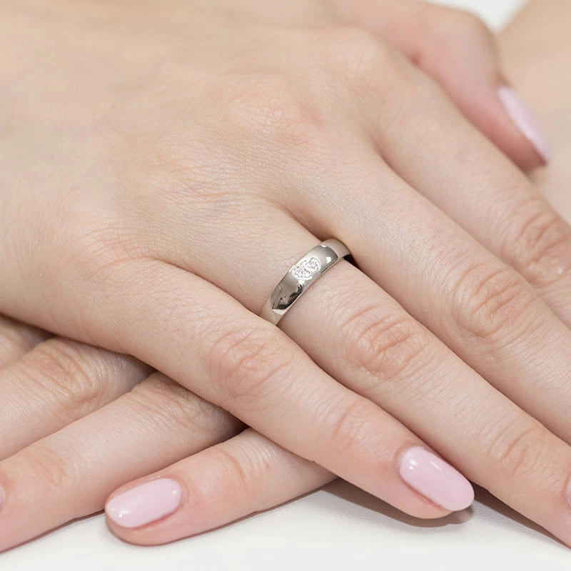 Anello Fascia in Oro con Cuoricini e Diamanti