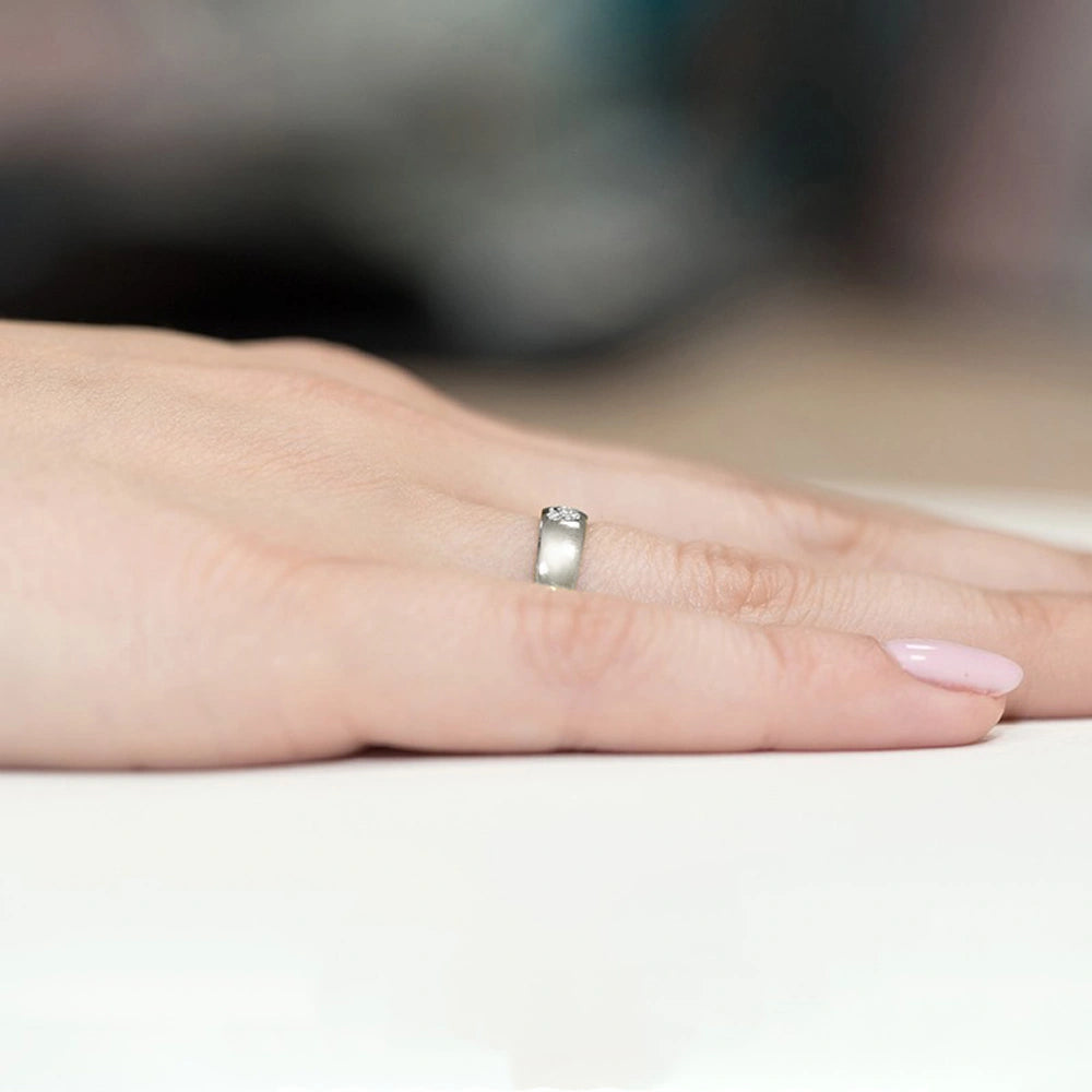 Anello Fascia in Oro con Cuoricini e Diamanti