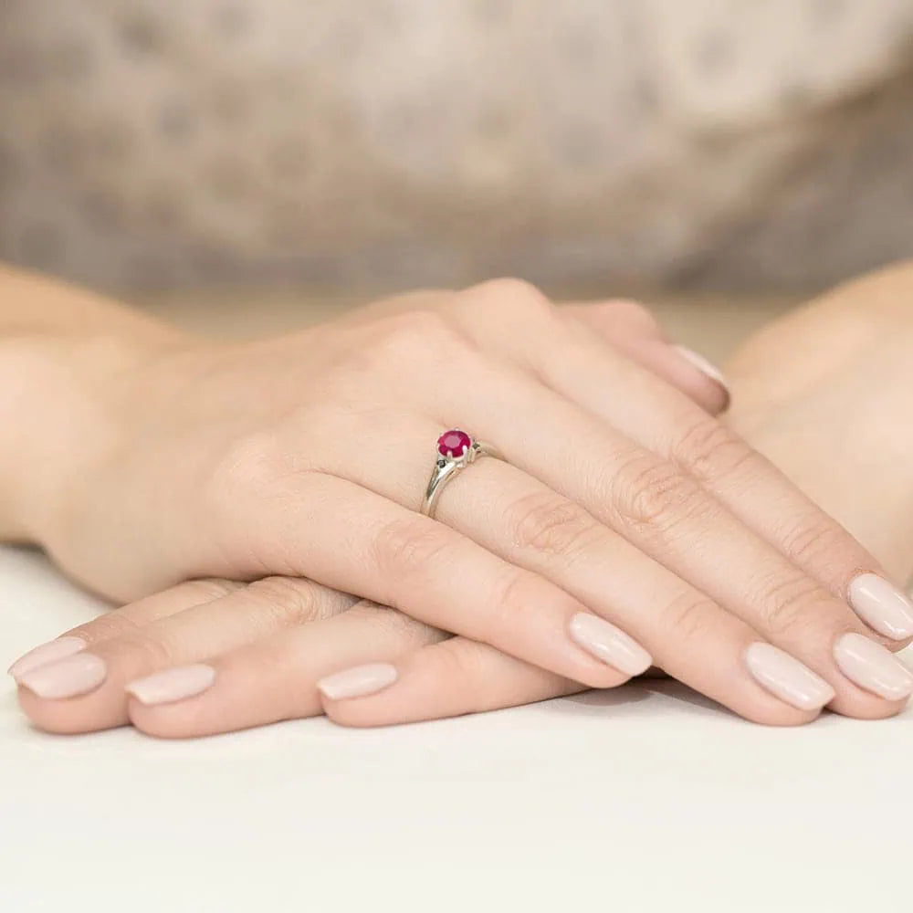 Anello in Oro con Rubino 0,60 ct e Diamanti Neri 0,029 ct