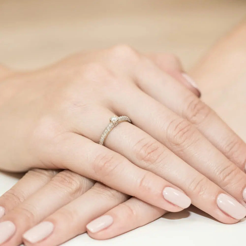 Anello Diana in Oro con Diamante Centrale 0,15ct e Pavé di Diamanti 0,21ct