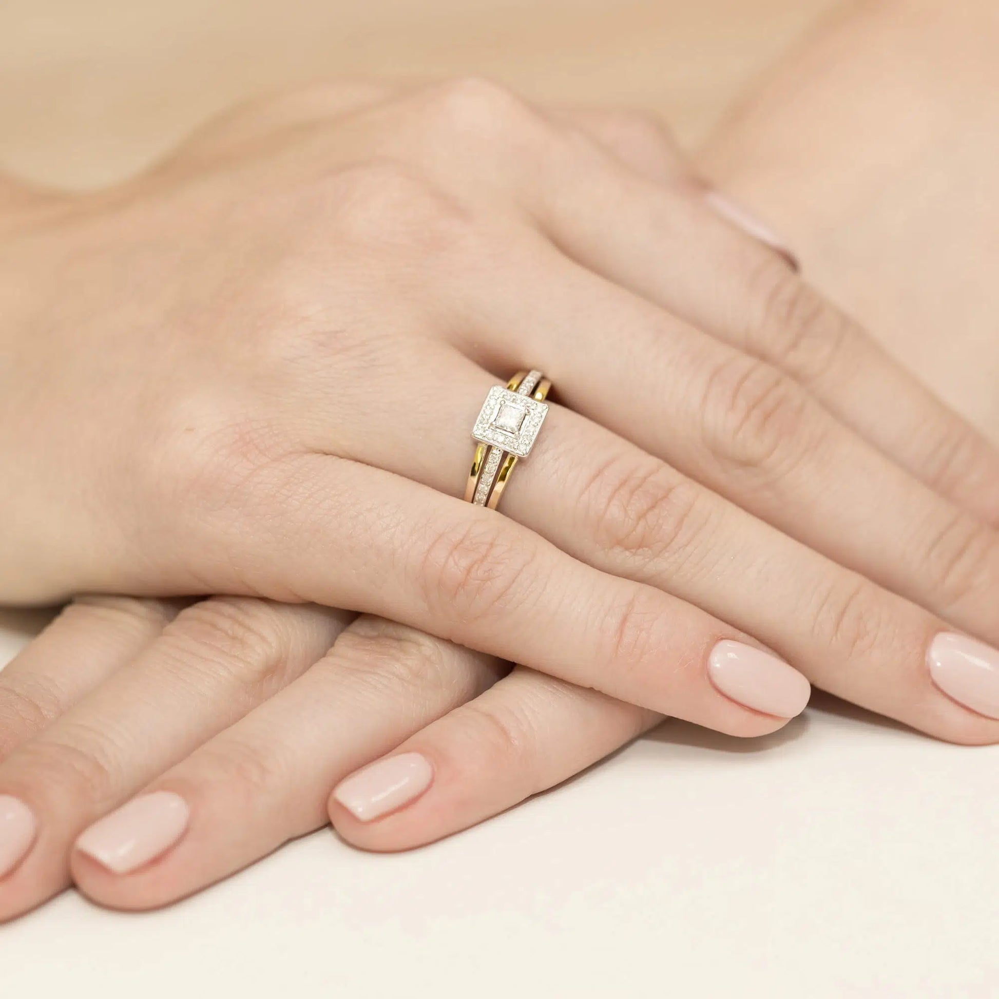 Anello Eos in Oro con Diamante Quadrato 0,15ct e 28 Diamanti 0,14ct