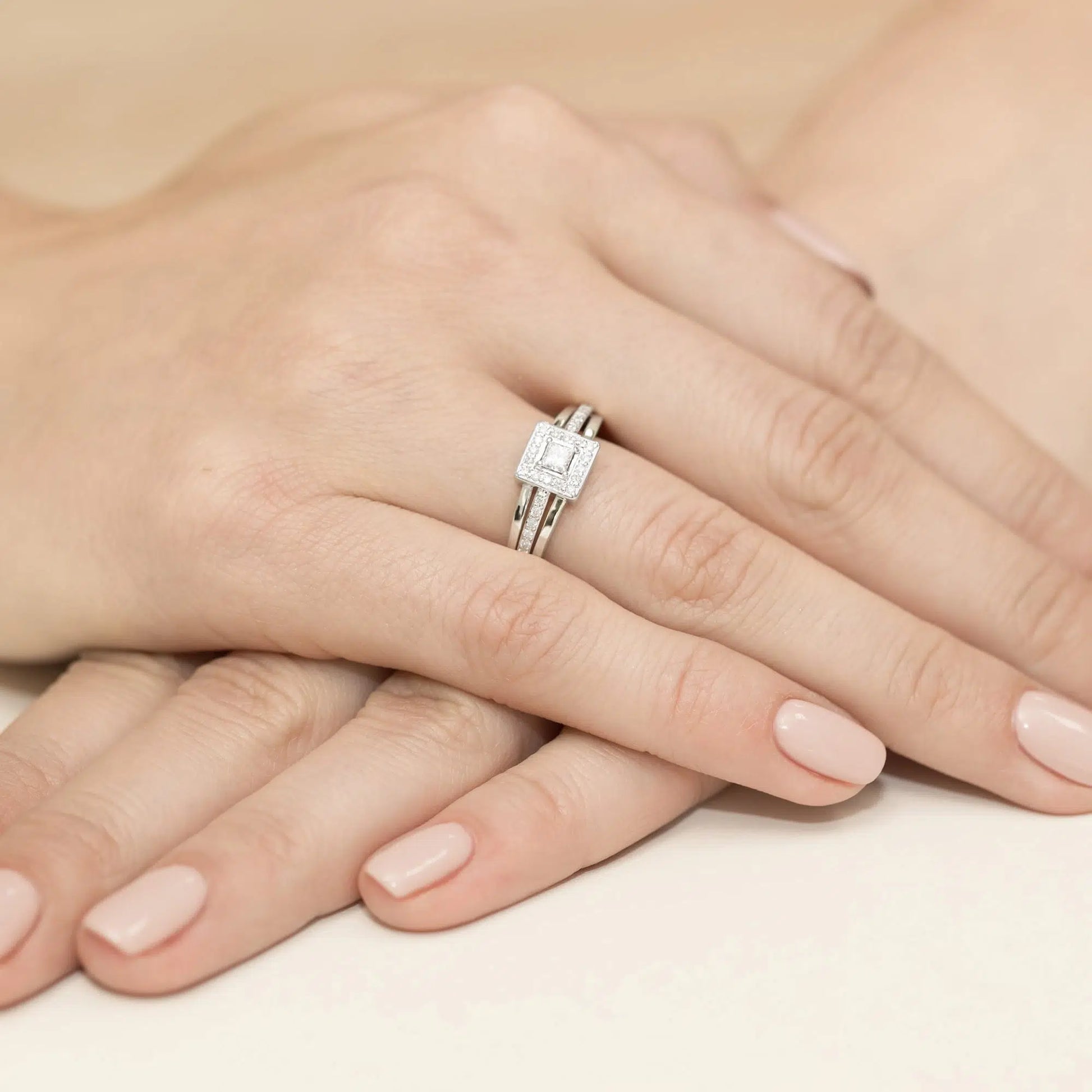 Anello Eos in Oro con Diamante Quadrato 0,15ct e 28 Diamanti 0,14ct