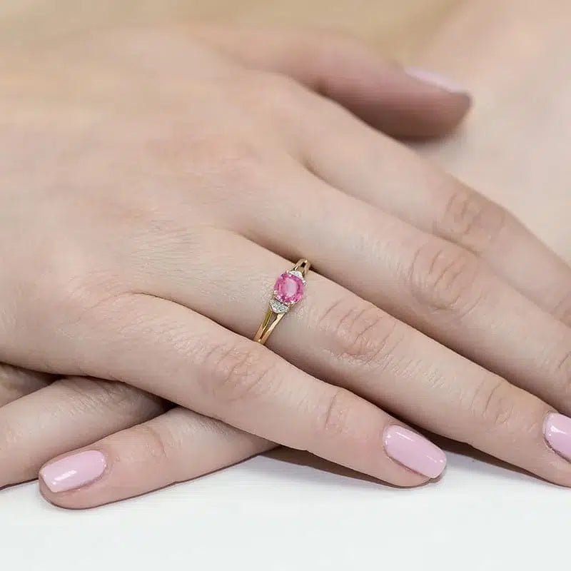 Ring aus Gold mit rosa Topas 0,65 ct und Diamanten 0,005 ct