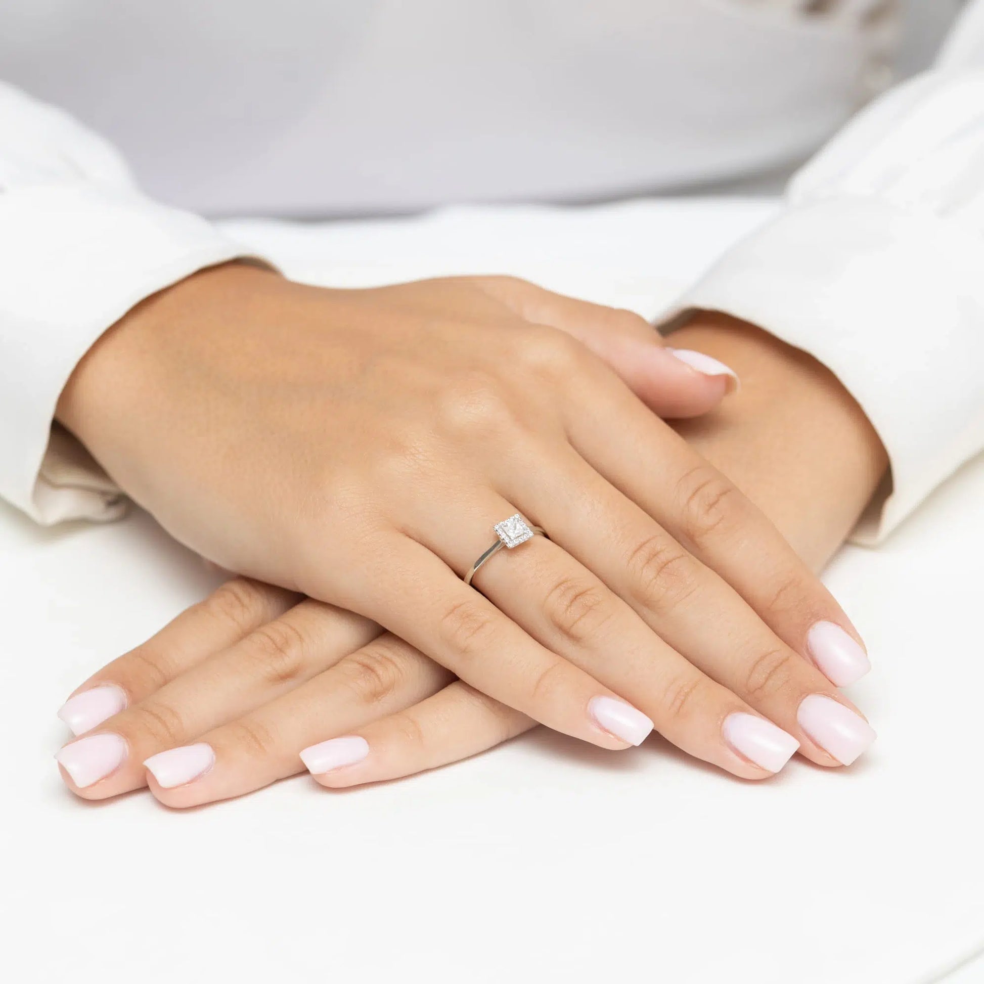 Anello Victoria in Oro con Diamante Quadrato 0,15ct e 16 Diamanti 0,08ct