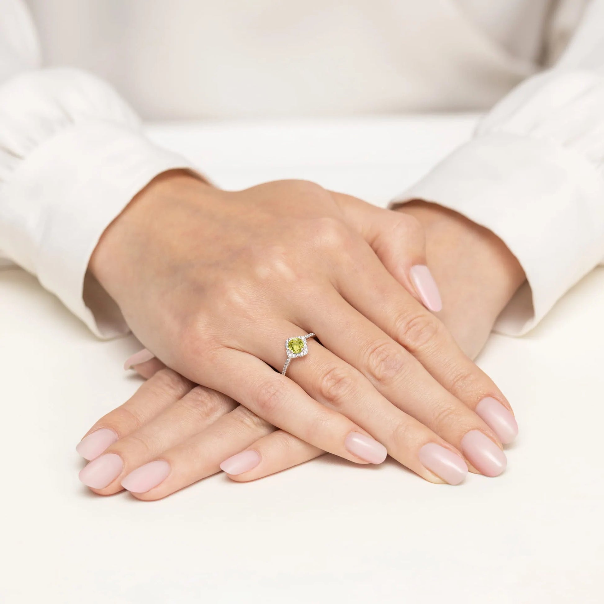 Ring aus Gold mit Olivin 0,60 ct und Diamanten 0,005 ct