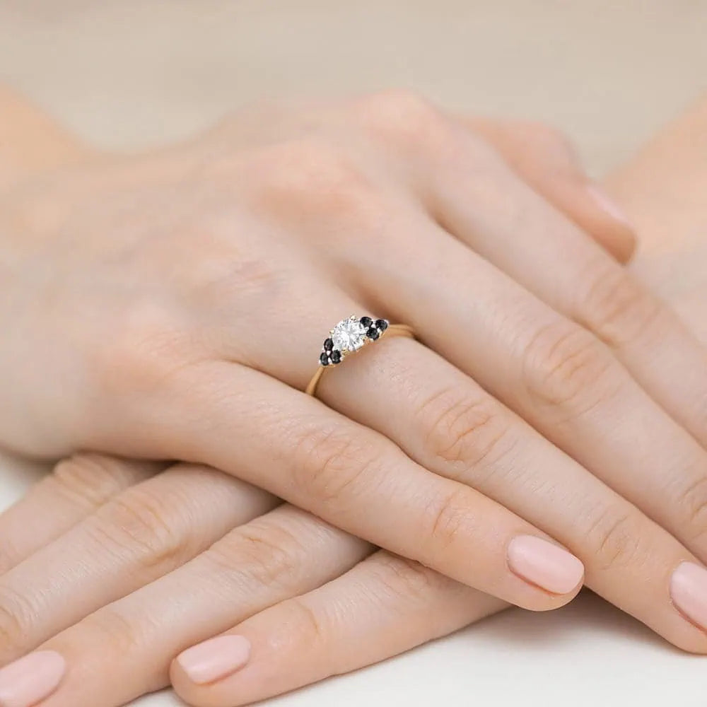 Bague en or jaune avec saphir blanc 0,60 ct et diamants noirs 0,03 ct