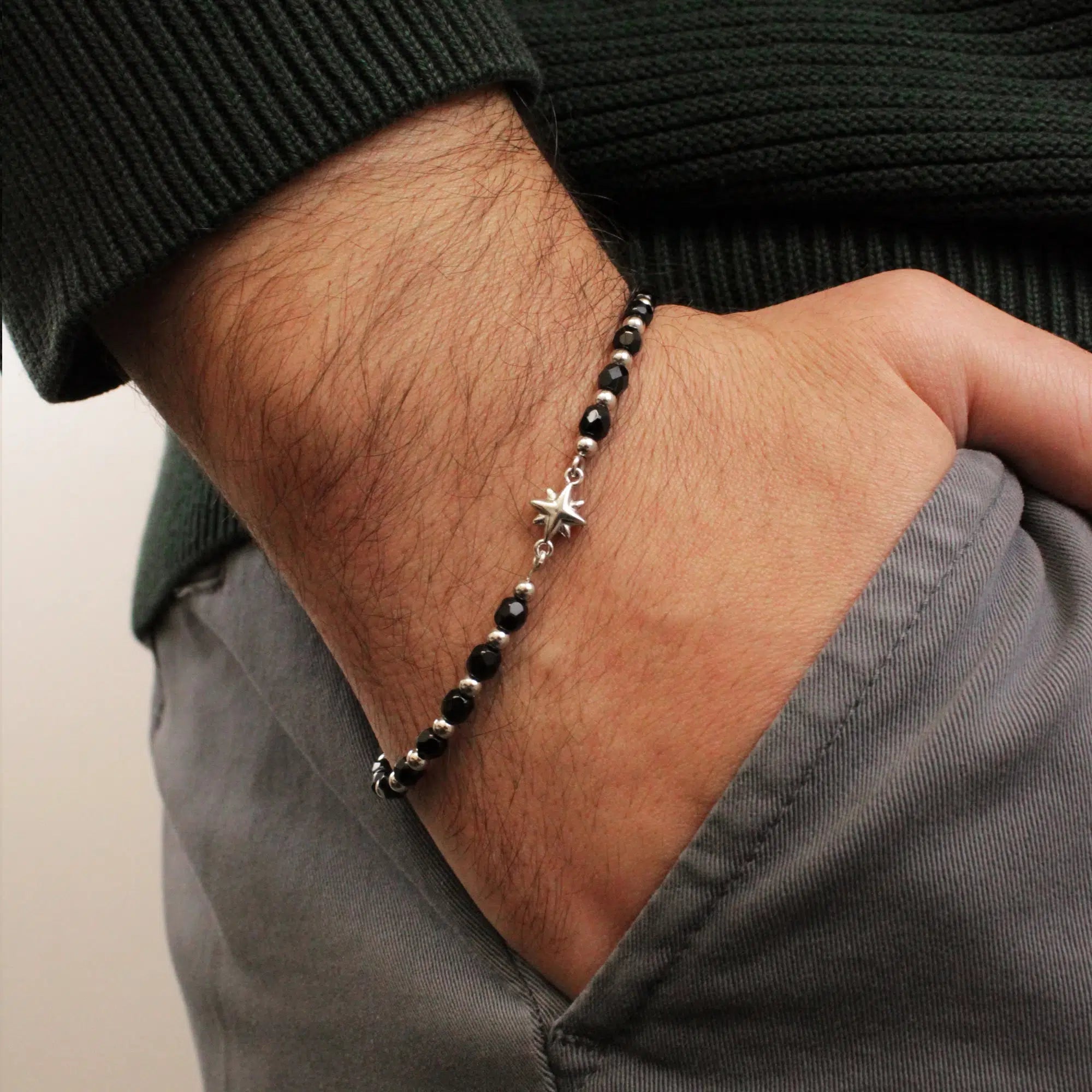 Armband mit Kugeln und Steinen mit Windrose