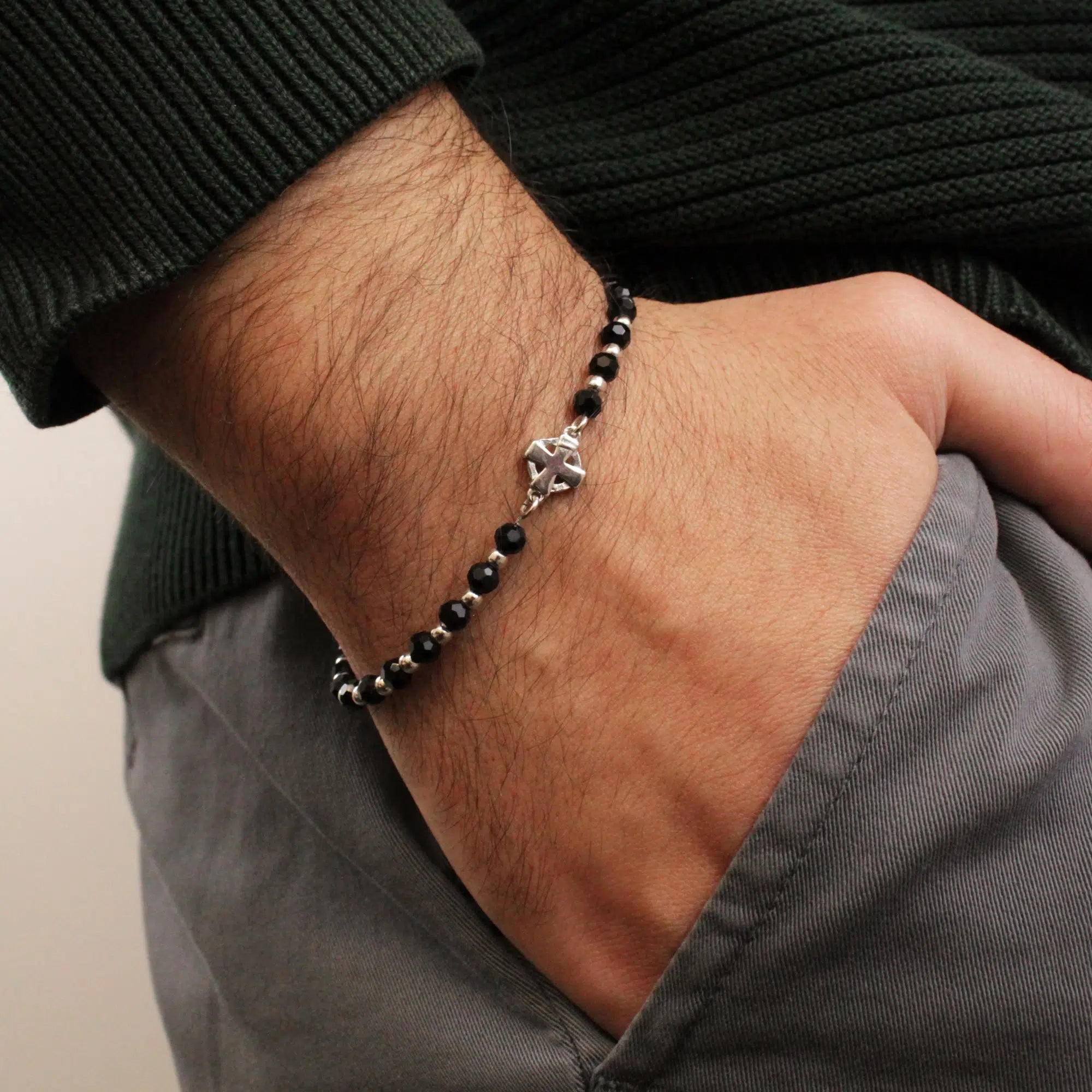 Armband mit Kugeln und Steinen mit keltischem Kreuz