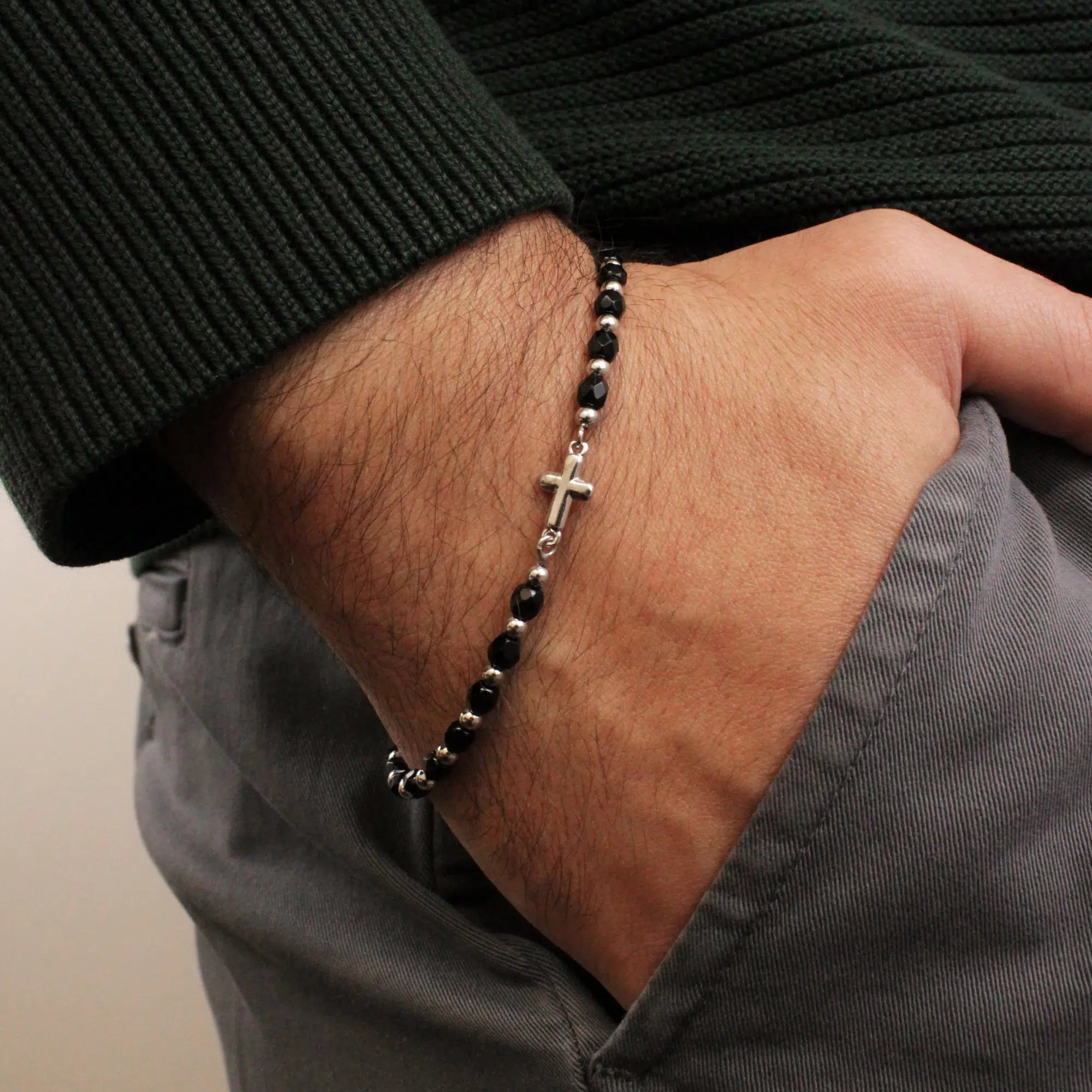 Armband mit Kugeln und Steinen mit lateinischem Kreuz