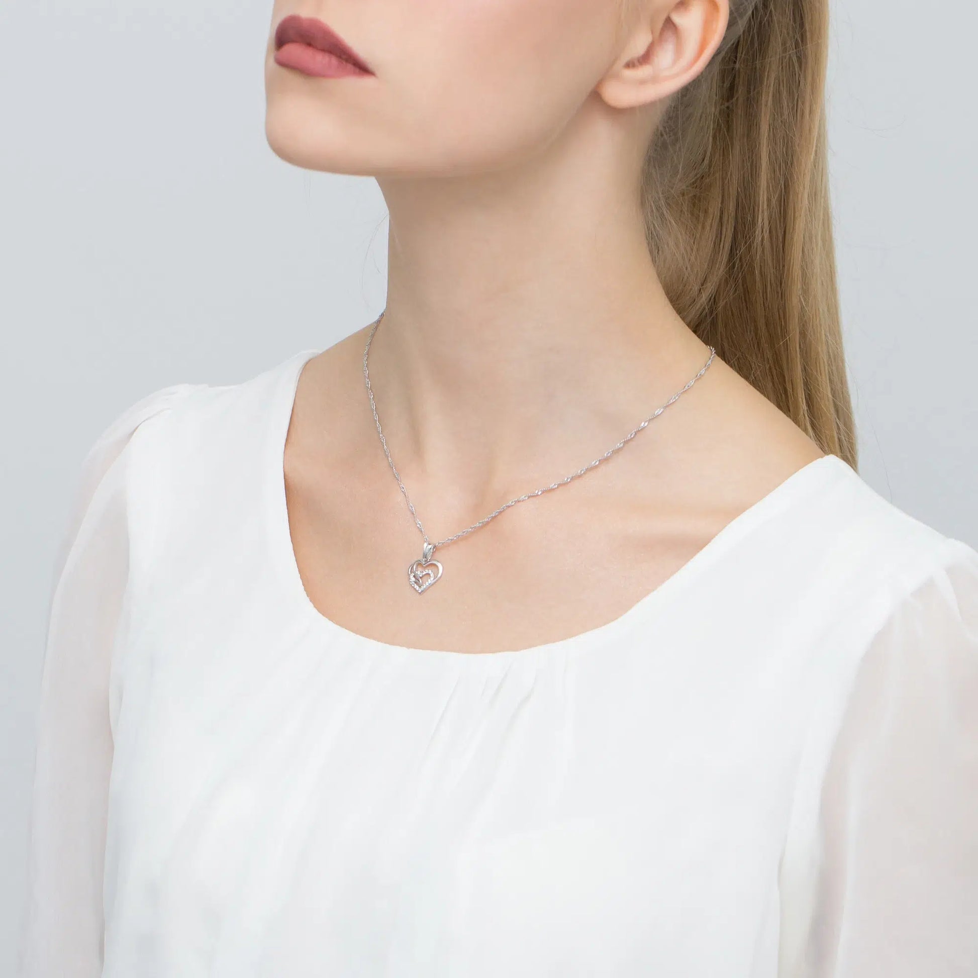 Silberne Halskette mit kleinen Herzen und Zirkonia