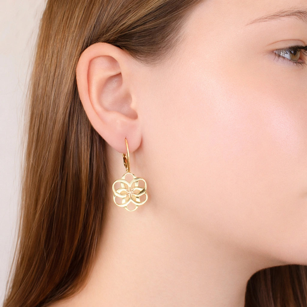 Pendientes con Flor de Seis Pétalos Dorados