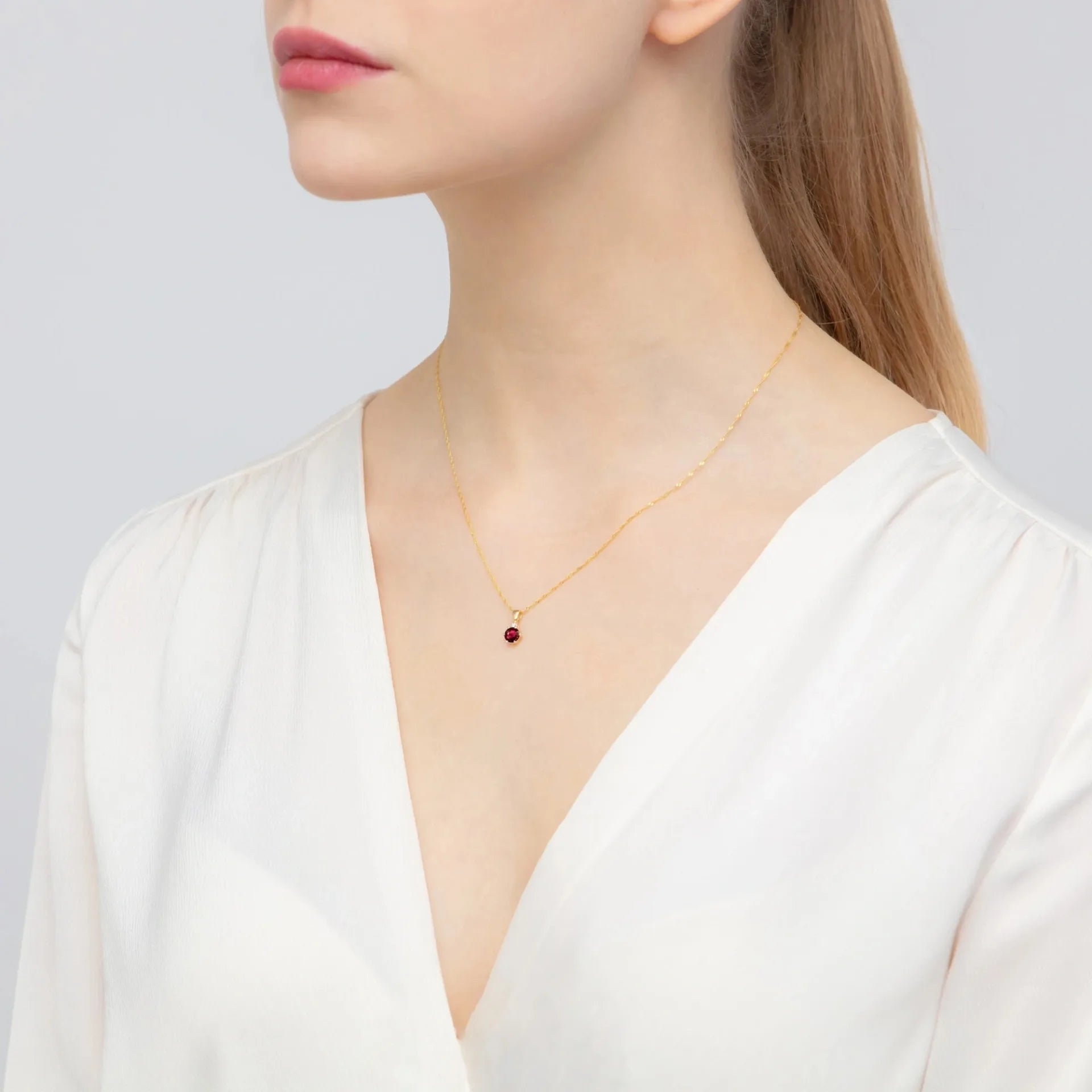 Colgante de oro con rubí de 0,60 ct y diamante de 0,015 ct