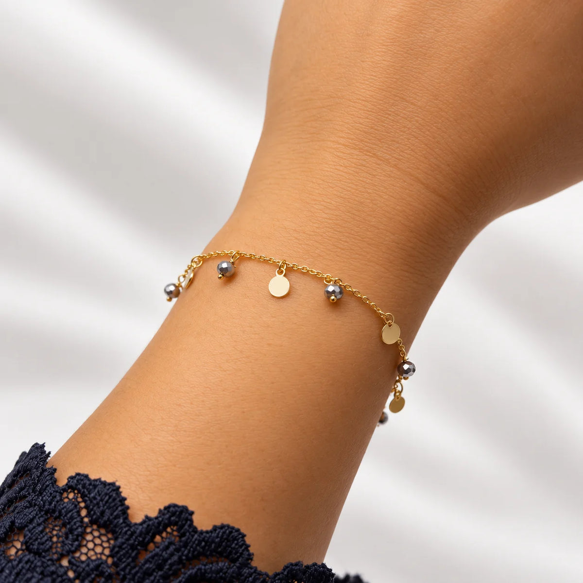 Fantasy-Armband aus Silber mit Mini-Anhängern und Steinen