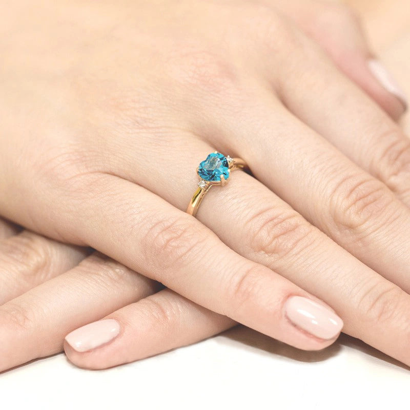 Anello Avenia in Oro con Topazio e 2 Diamanti