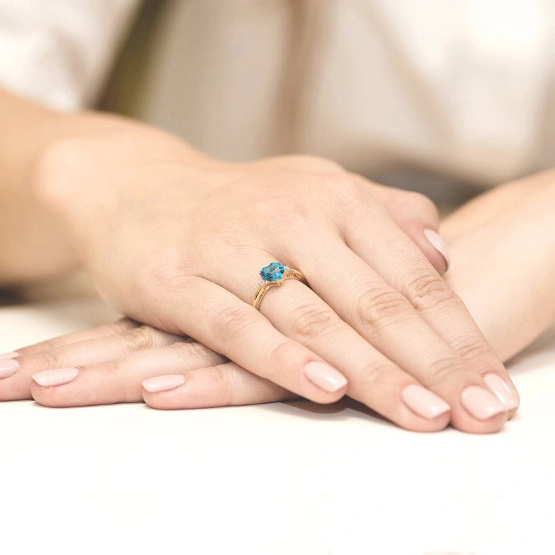 Anello Avenia in Oro con Topazio e 2 Diamanti